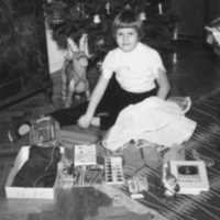 SLM P06-242 - Gudrun 8 år med sina julklappar 1959