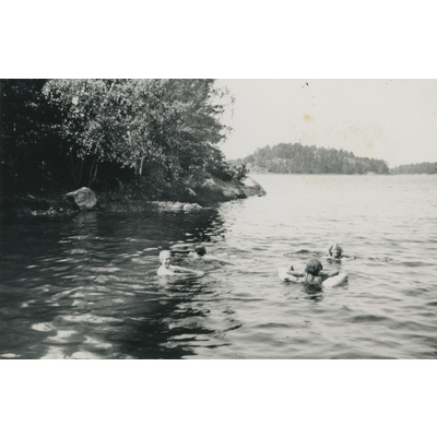 SLM P2022-1078 - Fyra personer badar