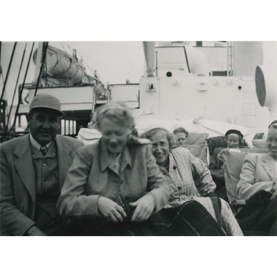 SLM P2022-1205 - Människor på fartygsdäck