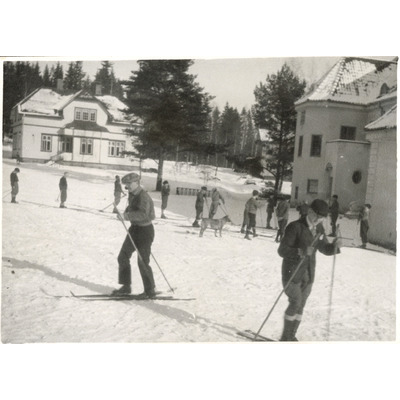 SLM P2020-0425 - Elever och anställda åker skidor på Solbacka Läroverks skolgård, 1931