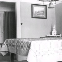 SLM M027886 - Interiör med bord och möjligen kyrka, Oxelösund, tidigt 1900-tal