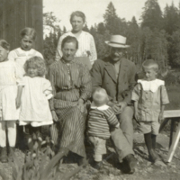 SLM P12-211 - Hulda och Erik Karlsson med sex av sina sju barn
