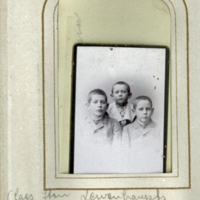 SLM P2013-182 - Claes, Gustaf Adolf och Sten Lewenhaupt ca 1890