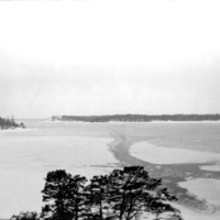 SLM P09-1327 - ”Inloppet till Oxelösund” i vinterskrud, tidigt 1900-tal