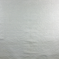 SLM 1095 - Sängöverkast av vit bomull med invävda blomstermotiv