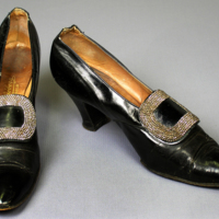SLM 14115 - Svarta läderskor med spänne från 1900-talets början