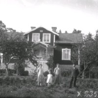SLM X2355-78 - Familjeporträtt i trädgården
