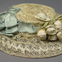 SLM 11930 1 - Vit flätad hatt med brett brätte, prydd med tygblommor och sidenband