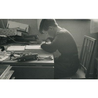 SLM P2022-1067 - Henrik Tandefelt sitter vid ett skrivbord, år 1955