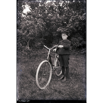 SLM X466-81 - Pojke med cykel