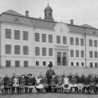 SLM P06-275 - Skolklass framför Östra skolan i Nyköping ca 1906-1910