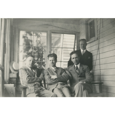 SLM P2022-1183 - Fyra män på veranda, Detroit USA