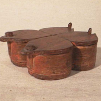 SLM 3619 - Kryddosa, svepkärl, med fyra fack och lock i två delar, daterad 1780