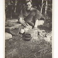 SLM M008789 - Daniel Smedberg gör en kruka, stenåldersexperimentet år 1918