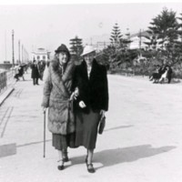 SLM M032633 - Clara och Gwendolen Fleetwood, troligen i Italien, år 1939