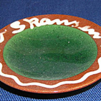 SLM 9531 - Keramikfat, glaserat i grön och vitt, märkt 