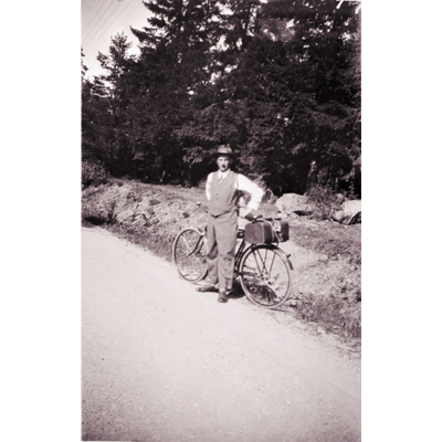 SLM R19-86-8 - Ivar Karlsson på cykelsemester, 1930-tal