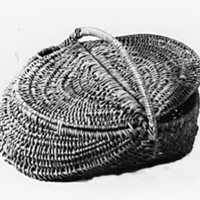 SLM 1298 - Korg av granrot, från Tuna ålderdomshem