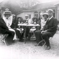SLM M036489 - Vid kaffebordet, gäster på Trosa Stadshotell sommaren 1910