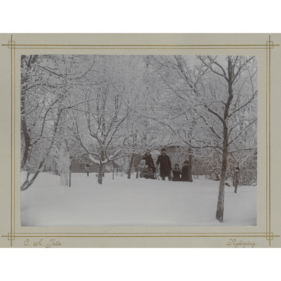 SLM P2022-0826 - Gruppbild i snö bland träd tidigt 1900-tal