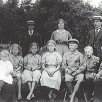 SLM AR10-1042473 - Familjen Karlsson, Stora Slängbäcken ca 1917