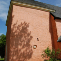 SLM D10-1105 - Toresunds kyrka, exteriör, yttervägen med ornamenterade stenklotet.