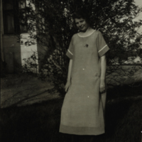 SLM P08-2207 - Ung kvinna i kortärmad klänning
