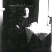 SLM X1842-78 - Porträtt på en ung kvinna med bok