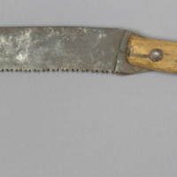 SLM 20408 - Sticksåg med hemsmitt sågblad och böjt skaft, 1800-talets början