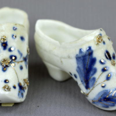 SLM 37367 - Prydnadsföremål blå/vita porslinsskor från tidigt 1900-tal