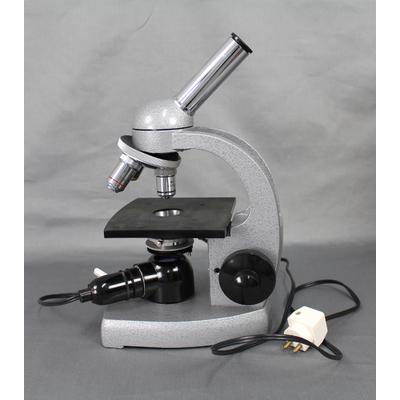SLM 38369 1-2 - Mikroskop i gjutjärn, från Nicolaiskolan i Nyköping