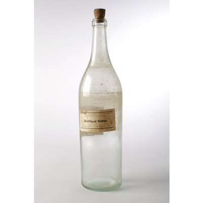 SLM 8611 1901 - Två glasflaskor vilka innehållit destillerat vatten, Forsmans guldsmedsverkstad