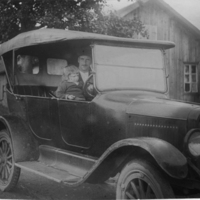 SLM P07-2533 - Axel Erikssons första T-ford, med Sigurd utanför vagnfabriken i Askersund