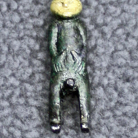 SLM 34710 1-3 - Figuriner, kopior av de så kallade guldgubbarna från Lunda utanför Strängnäs