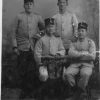 SLM P07-2358 - Fyra unga män i uniform