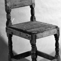 SLM 4781 - Stol med svarvat ställ, från Husby-Oppunda socken