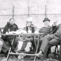 SLM M034152 - Fyra män och två kvinnor sitter och fikar.