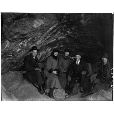 SLM X01-74 - Grupporträtt i grotta