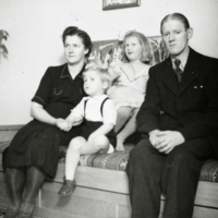 SLM P2013-1182 - Familjen Johansson år 1946