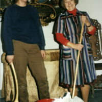 SLM P09-417 - Vivi och Agnes städar på Nynäs, 1970-tal