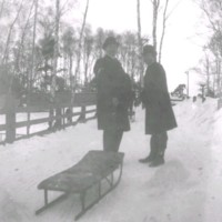 SLM Ö218 - Två män och en kälke, vinter vid Ökna säteri i Floda socken, 1890-tal