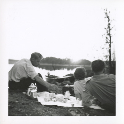 SLM P2020-0730 - Lärare från Solbacka Läroverk och sina makar på en picknick vid Kyrksjön i Stjärnhov, 1950-tal