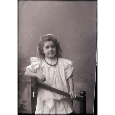 SLM X13-338 - Porträtt, Fru Karlsons flicka, Åsen, 1906