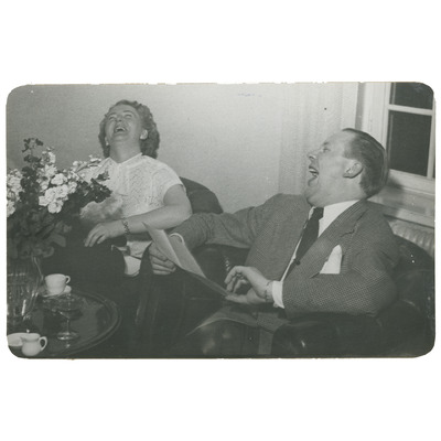 SLM P2022-0129 - Eivor Gemzell skrattar med en vän, 1940-tal