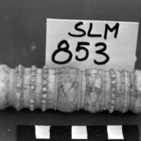 SLM 853 - Nålhus, cylinder av ben med skuren dekoration, troligen från Nyköpingstrakten