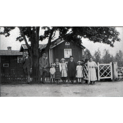 SLM S33-97-17 - Utanför Finngården år 1915, Vilhelm (f. 1897) och Lydia (f. 1888) Gezelius