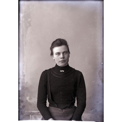 SLM X13-371 - Porträtt, Anna Karlsson, Skrämman, Regna, 1905