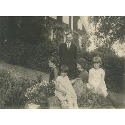 SLM P2022-0045 - Familjeporträtt på Eivor Gemzells familj, 1920-tal