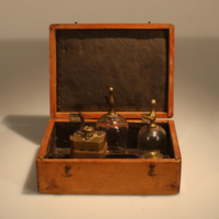 SLM 675 - Koppningsinstrument som har tillhört barnmorskan Anna Sofia Falck (1844-1902).