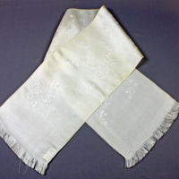 SLM 11525 - Halsduk av vitt konstsiden med invävt blomstermotiv